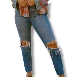 American Eagle Strigid ripped high rise mom jean in Blown Out Blue